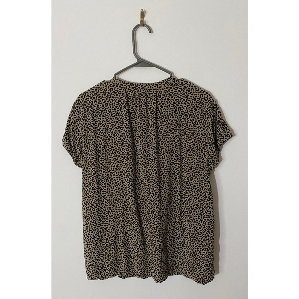 Old Navy leopard print button up short sleeve shirt L - Picture 2 of 9